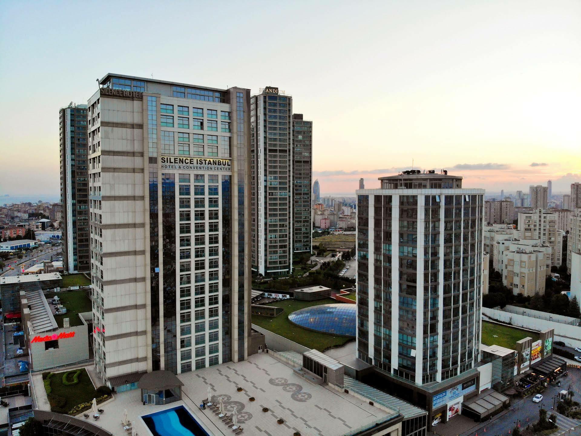 Doubletree By Hilton Istanbul Atasehir Hotel And Conference Centre Exterior photo